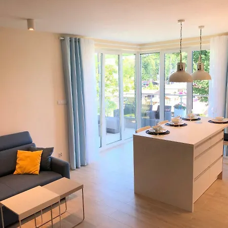 Klifowarewal Z Widokiem Na Morze Rewal