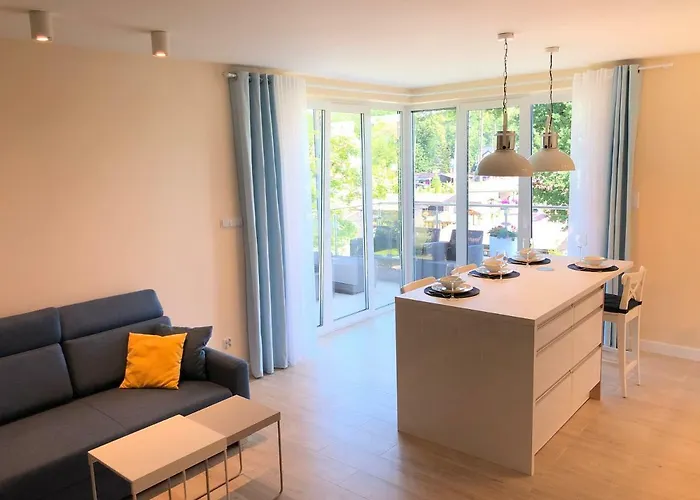 Klifowarewal Z Widokiem Na Morze Rewal